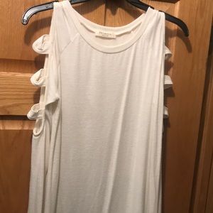 Open shoulder light-weight sweater